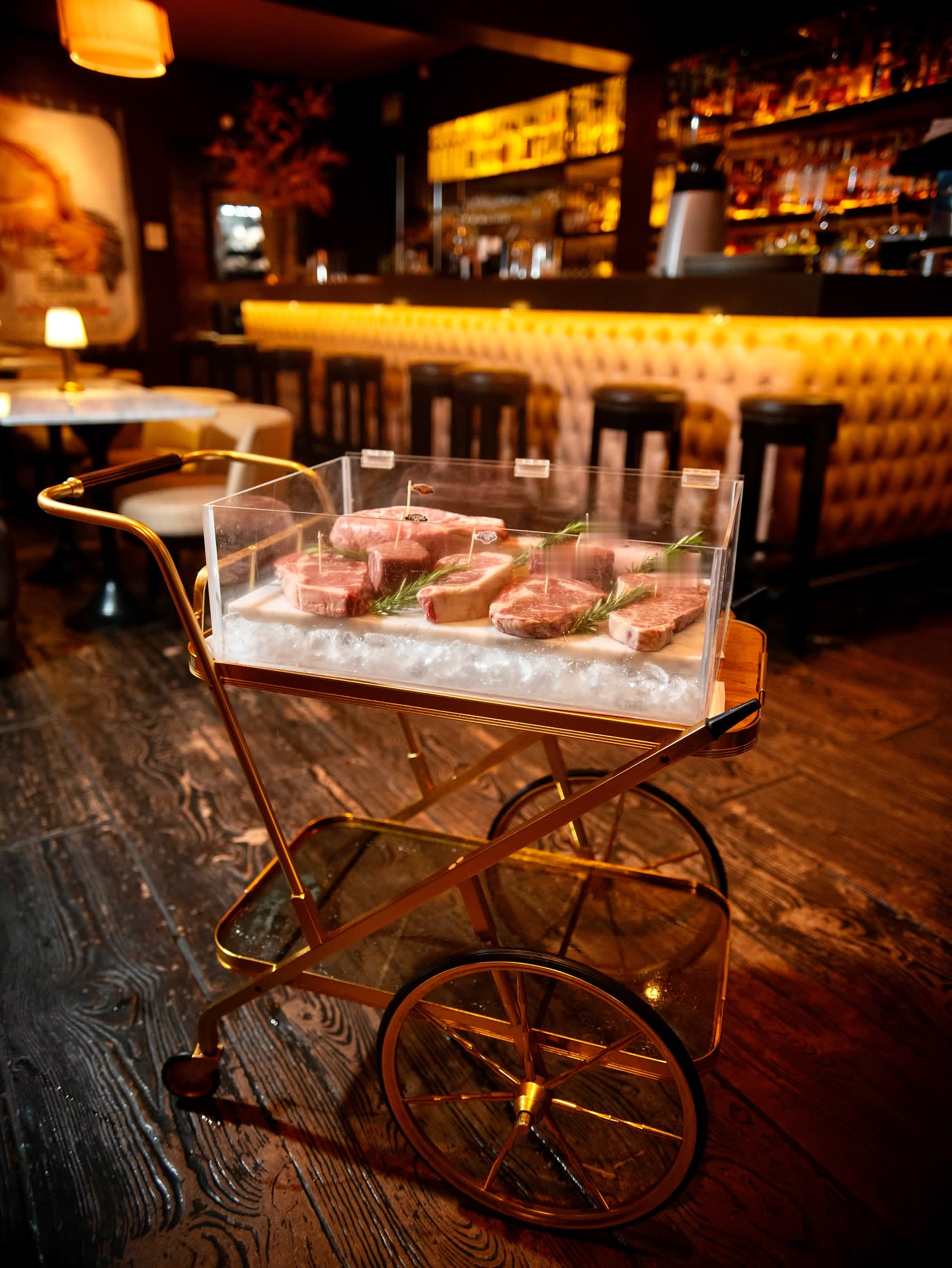 Carrito de cortes premium en el bar de Carnal
