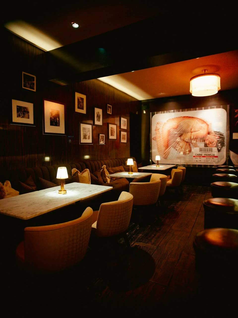 Salón lounge de Carnal con arte Carne Premium